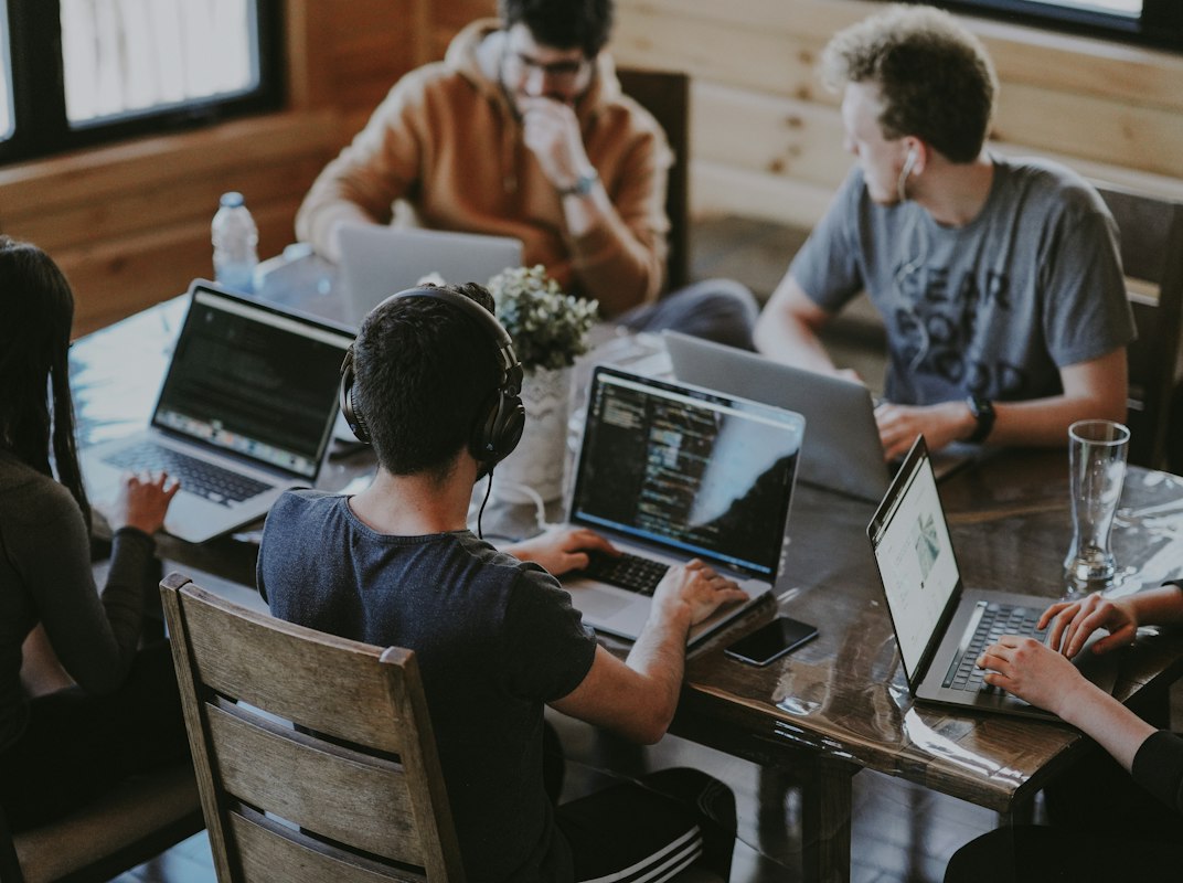 Equipo de Incaelum revisando la estrategia digital de un proyecto