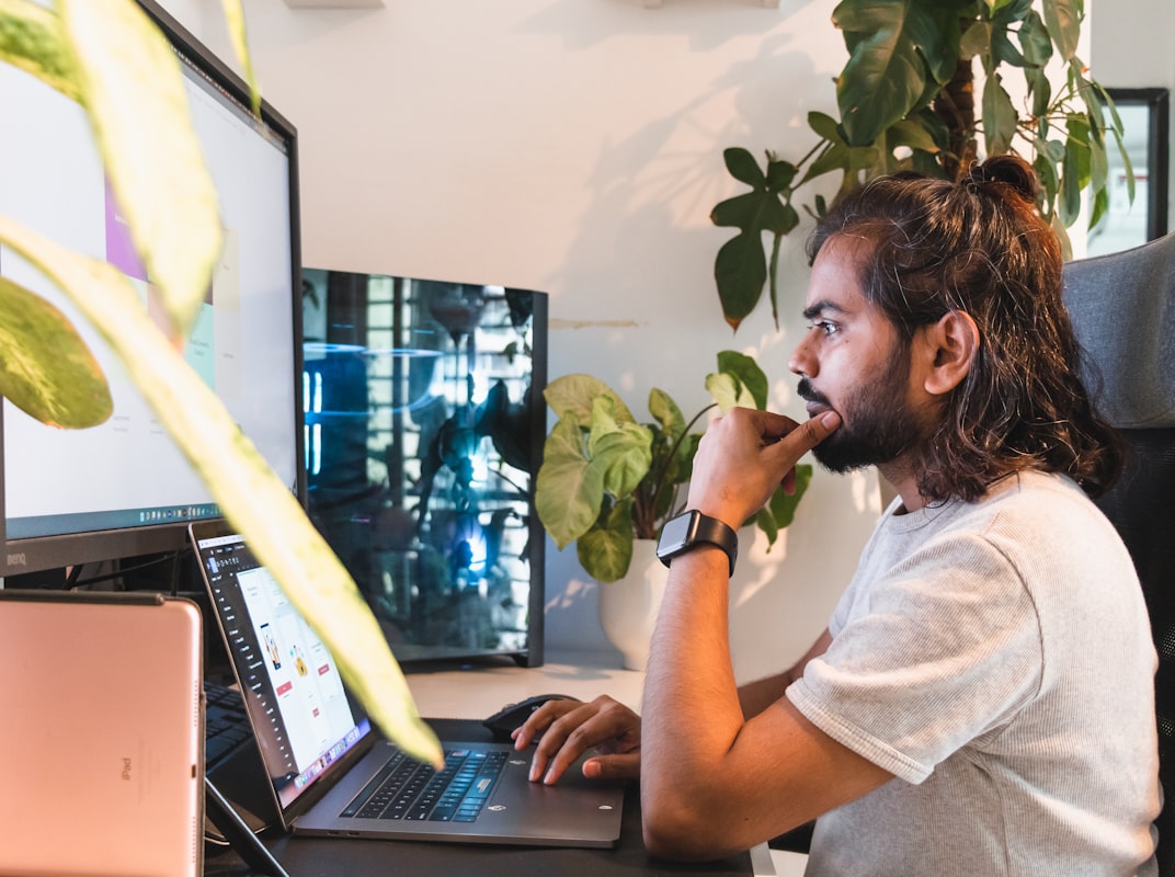 Profesional trabajando en una estrategia digital frente a varios monitores